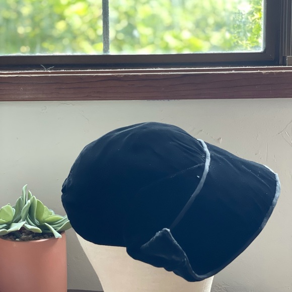 Vintage | Black Velvet Flapper Cloche Hat | O/S - Picture 7 of 15